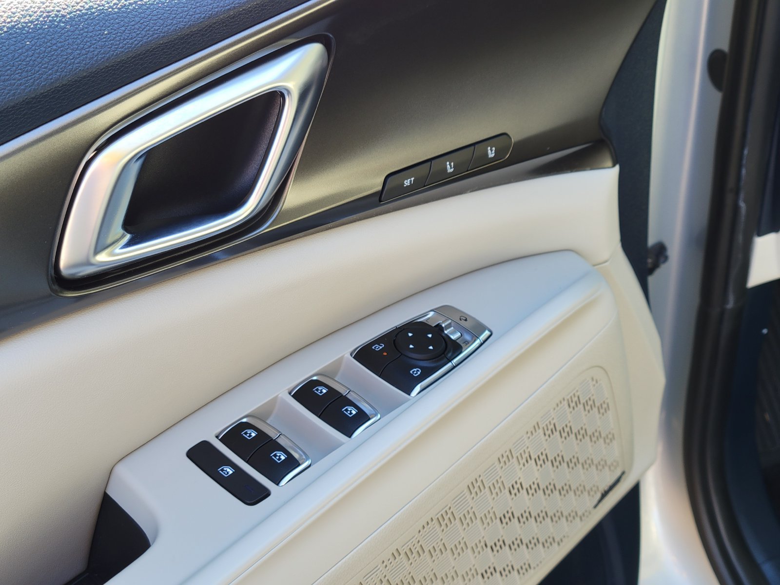 Certified 2025 Kia Carnival SX Prestige FWD image 8