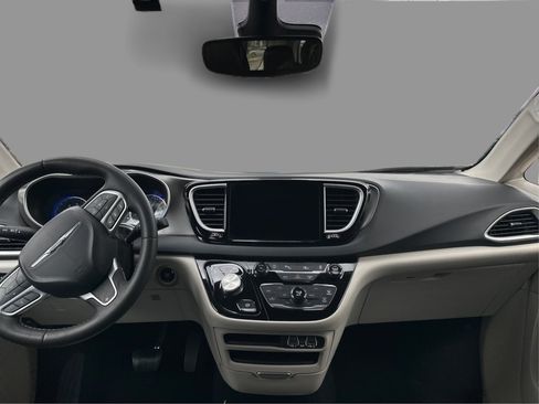 Used 2023 Chrysler Pacifica Touring-L FWD image 32