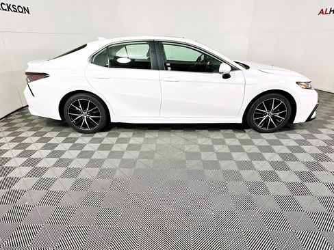 Used 2023 Toyota Camry SE image 2