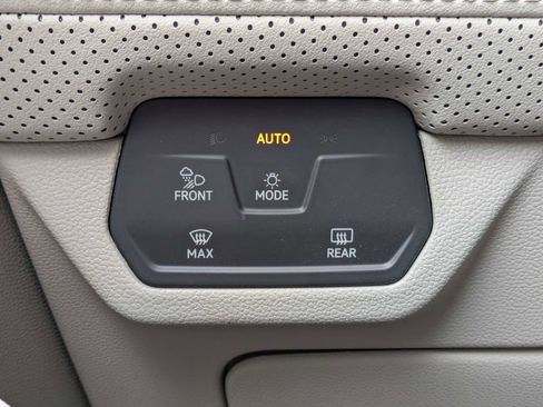 Used 2024 Volkswagen Atlas SE w/ Panoramic Sunroof Package FWD image 35