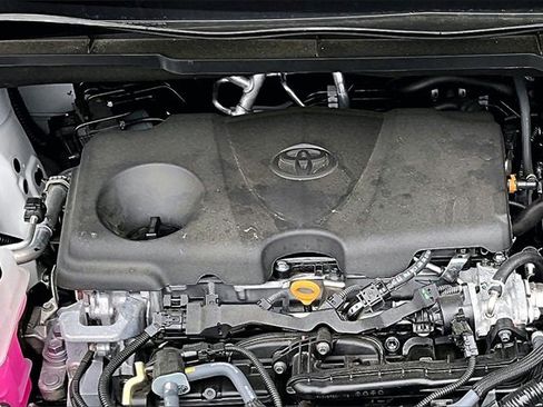 Used 2025 Toyota Sienna XLE image 32