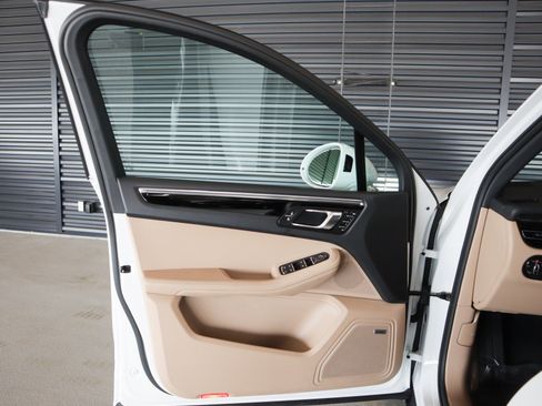 Certified 2026 Porsche Macan AWD/4WD image 23