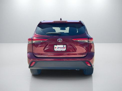 Used 2022 Toyota Highlander XLE FWD image 6