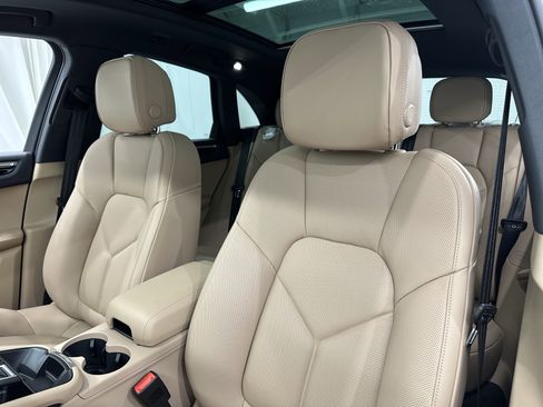 Certified 2025 Porsche Macan image 32