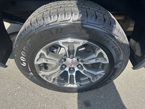 Used 2024 GMC Sierra 1500 SLT AWD/4WD image 33