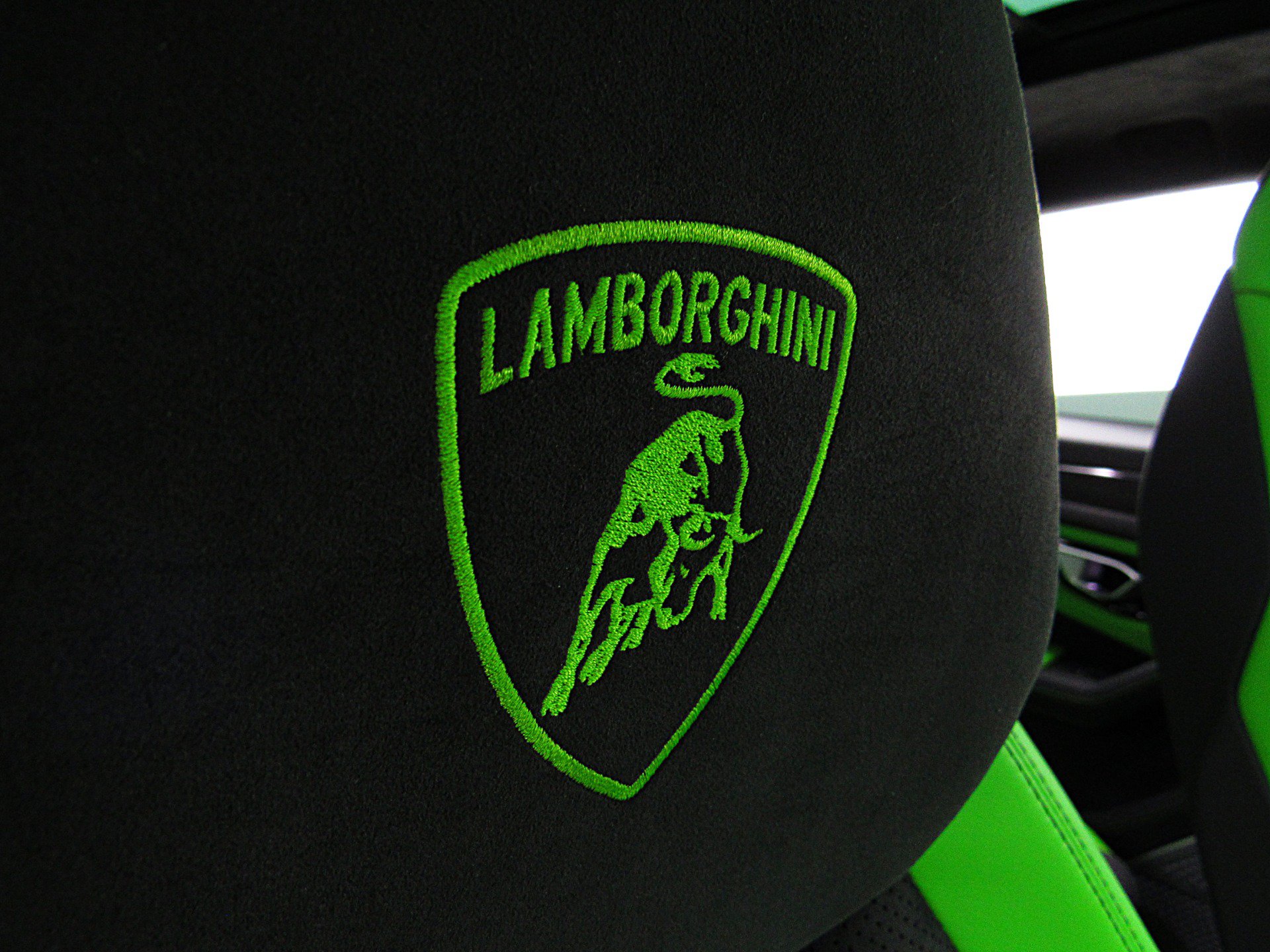 Used 2022 Lamborghini Urus AWD/4WD image 36