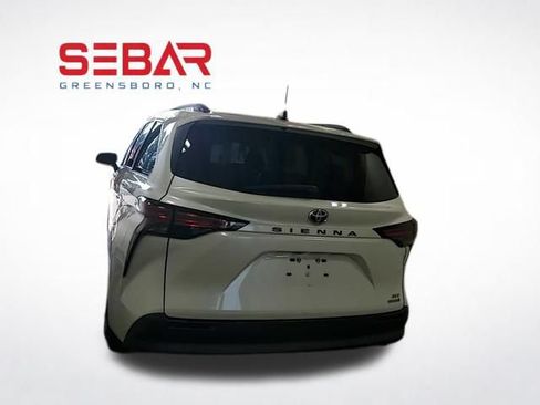 Used 2021 Toyota Sienna XLE FWD image 10