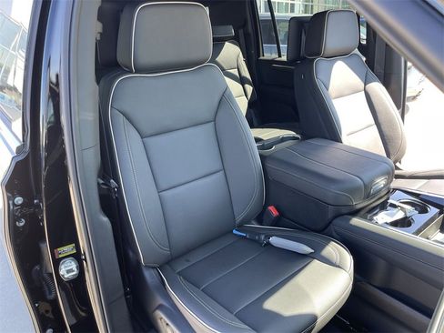 New 2025 Chevrolet Suburban Premier image 24