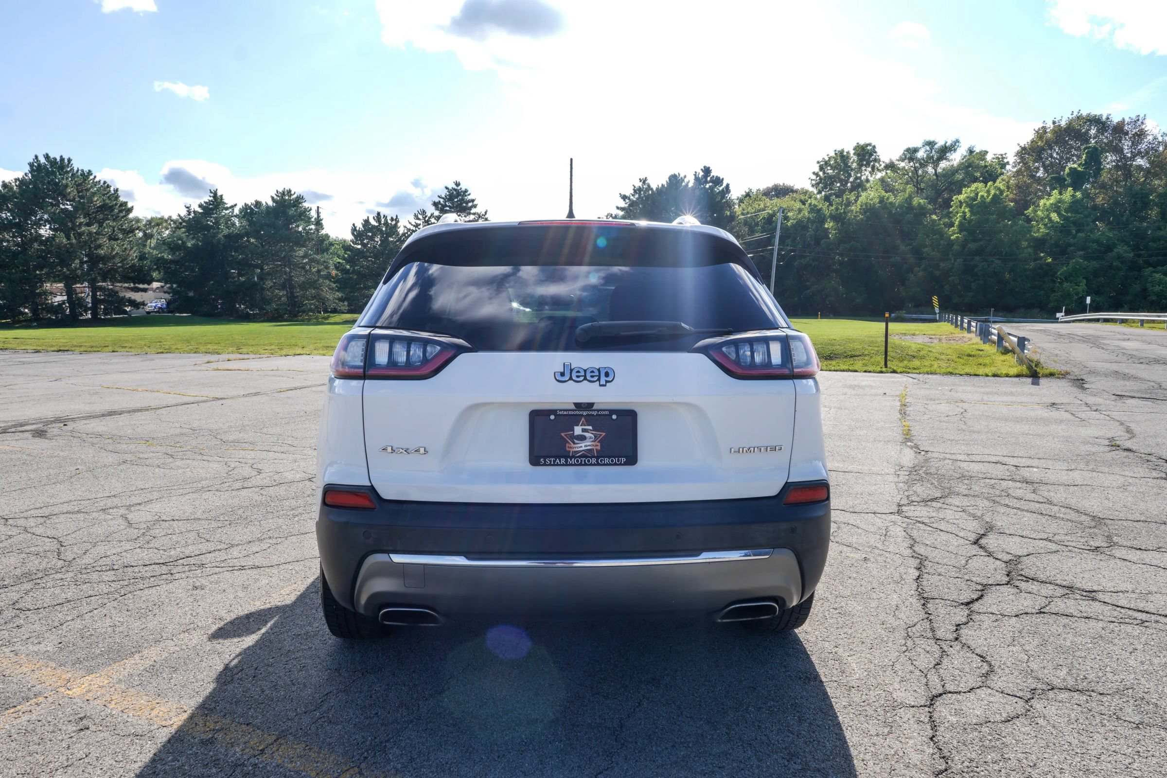 Used 2019 Jeep Cherokee Limited w/ Luxury Group AWD/4WD image 3