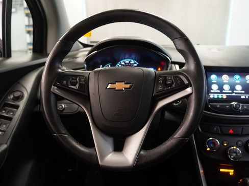 Used 2020 Chevrolet Trax LT w/ LT Convenience Package FWD image 17
