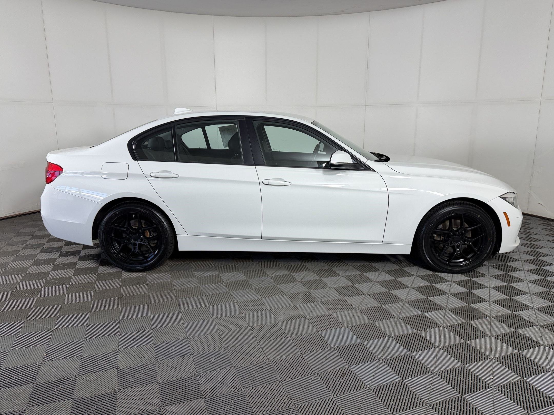 Used 2016 BMW 320i xDrive Sedan AWD/4WD image 8