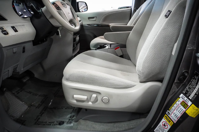 Used 2014 Toyota Sienna LE FWD image 11