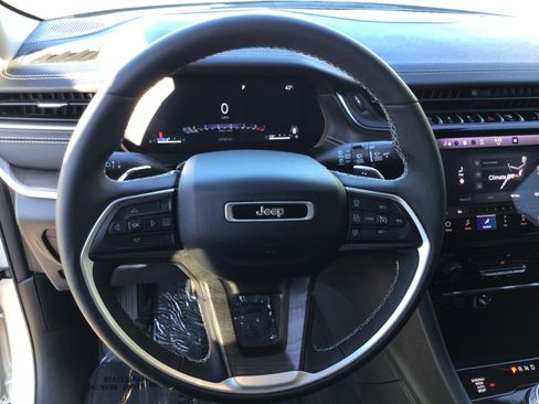 Used 2023 Jeep Grand Cherokee Limited AWD/4WD image 14