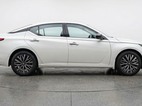 Used 2025 Nissan Altima 2.5 SV FWD image 11