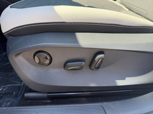 Used 2025 Volkswagen Taos SE FWD image 22