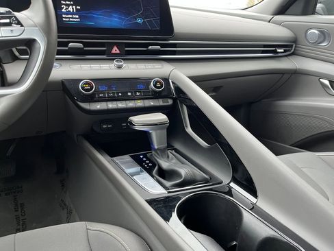 Used 2025 Hyundai Elantra SEL image 40