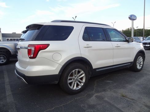 Used 2016 Ford Explorer XLT w/ Equipment Group 202A image 3