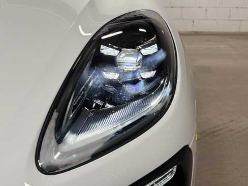 Certified 2026 Porsche Macan AWD/4WD image 10
