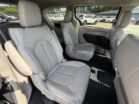 Used 2019 Chrysler Pacifica Touring-L FWD image 17