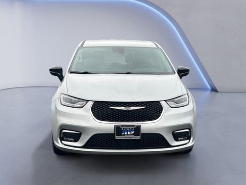 Certified 2024 Chrysler Pacifica Touring-L image 9