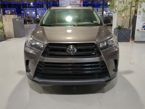 Used 2019 Toyota Highlander SE w/ Nightshade Edition image 3