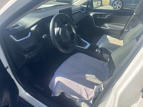 Used 2021 Toyota RAV4 LE image 7