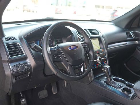 Used 2018 Ford Explorer Limited w/ Equipment Group 301A FWD image 2