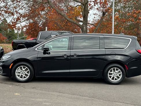 Used 2024 Chrysler Pacifica Touring-L image 5