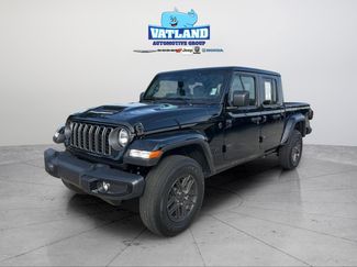 Used 2025 Jeep Gladiator Sport video 1