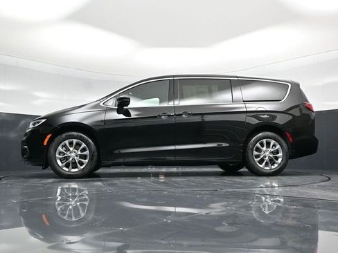 New 2026 Chrysler Pacifica Select AWD/4WD image 25