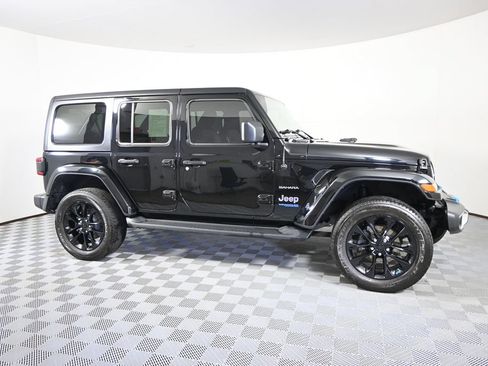 Used 2022 Jeep Wrangler Unlimited Sahara w/ Cold Weather Group AWD/4WD image 8