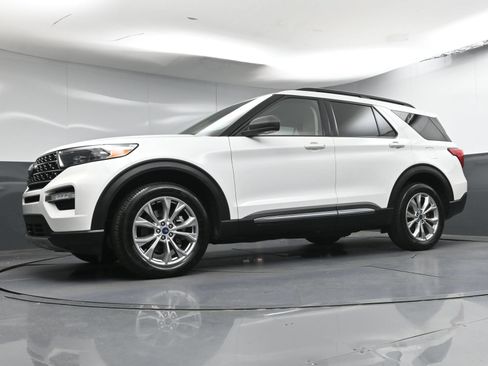 Used 2021 Ford Explorer XLT w/ Equipment Group 202A AWD/4WD image 25