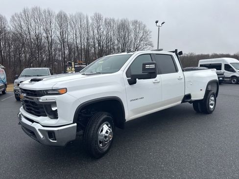 Used 2024 Chevrolet Silverado 3500 LT w/ Convenience Package image 3