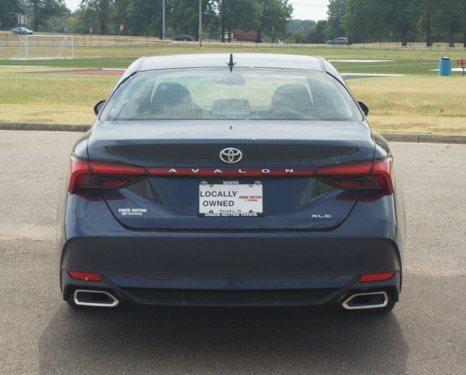 Used 2019 Toyota Avalon XLE w/ Moonroof Package FWD image 3