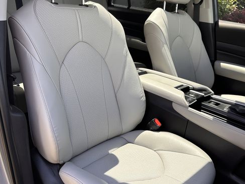 Used 2025 Toyota Grand Highlander AWD Hybrid image 23