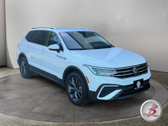 Used 2024 Volkswagen Tiguan SE AWD/4WD image 1