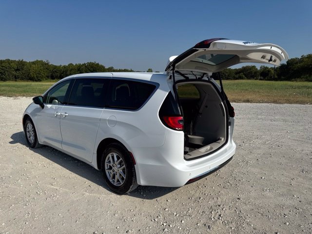 Used 2024 Chrysler Pacifica Touring-L FWD image 4