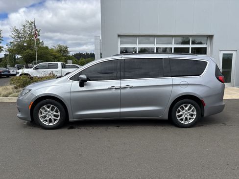Used 2020 Chrysler Voyager Lxi FWD image 2