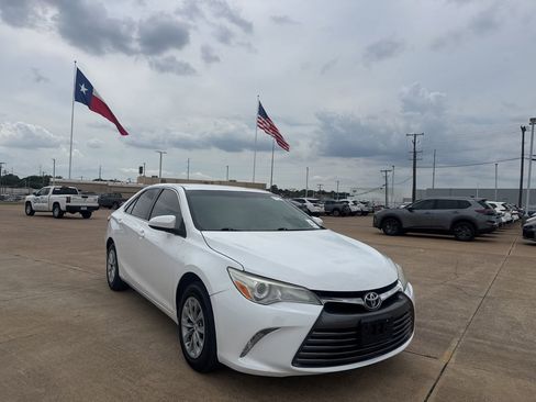 Used 2017 Toyota Camry SE FWD image 1