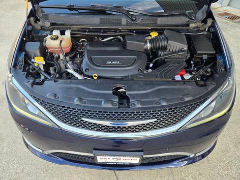 Used 2019 Chrysler Pacifica Touring-L FWD image 44