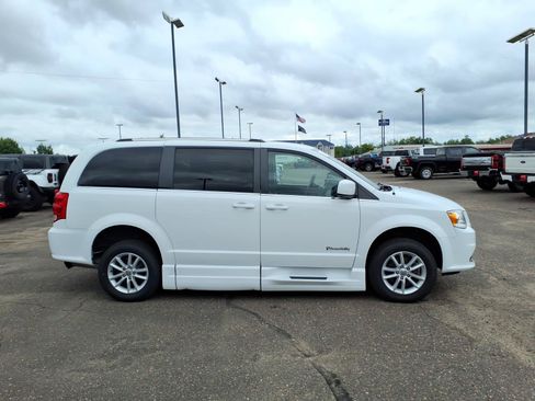 Used 2019 Dodge Grand Caravan SXT FWD image 7
