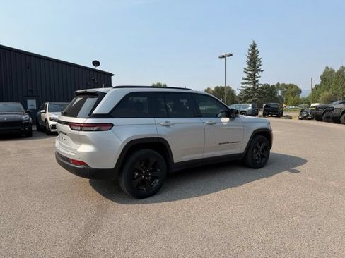 Used 2023 Jeep Grand Cherokee Altitude AWD/4WD image 10