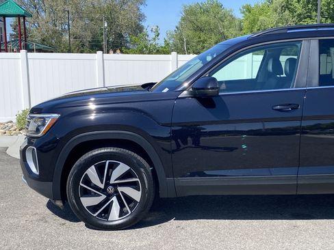 Used 2024 Volkswagen Atlas SE AWD/4WD image 2