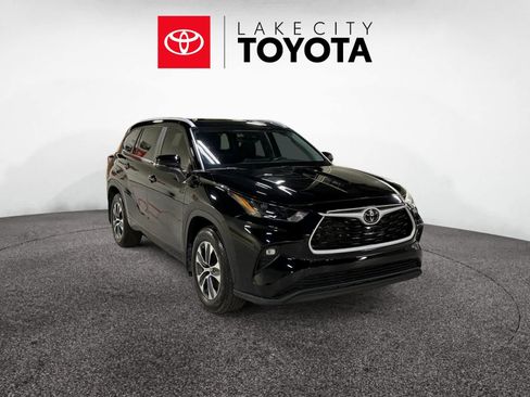 Used 2024 Toyota Highlander XLE FWD image 11