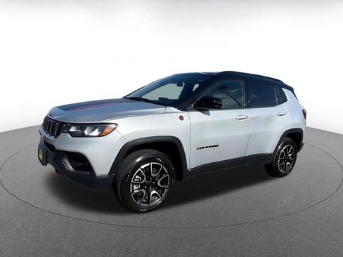 Used 2025 Jeep Compass Trailhawk AWD/4WD image 4