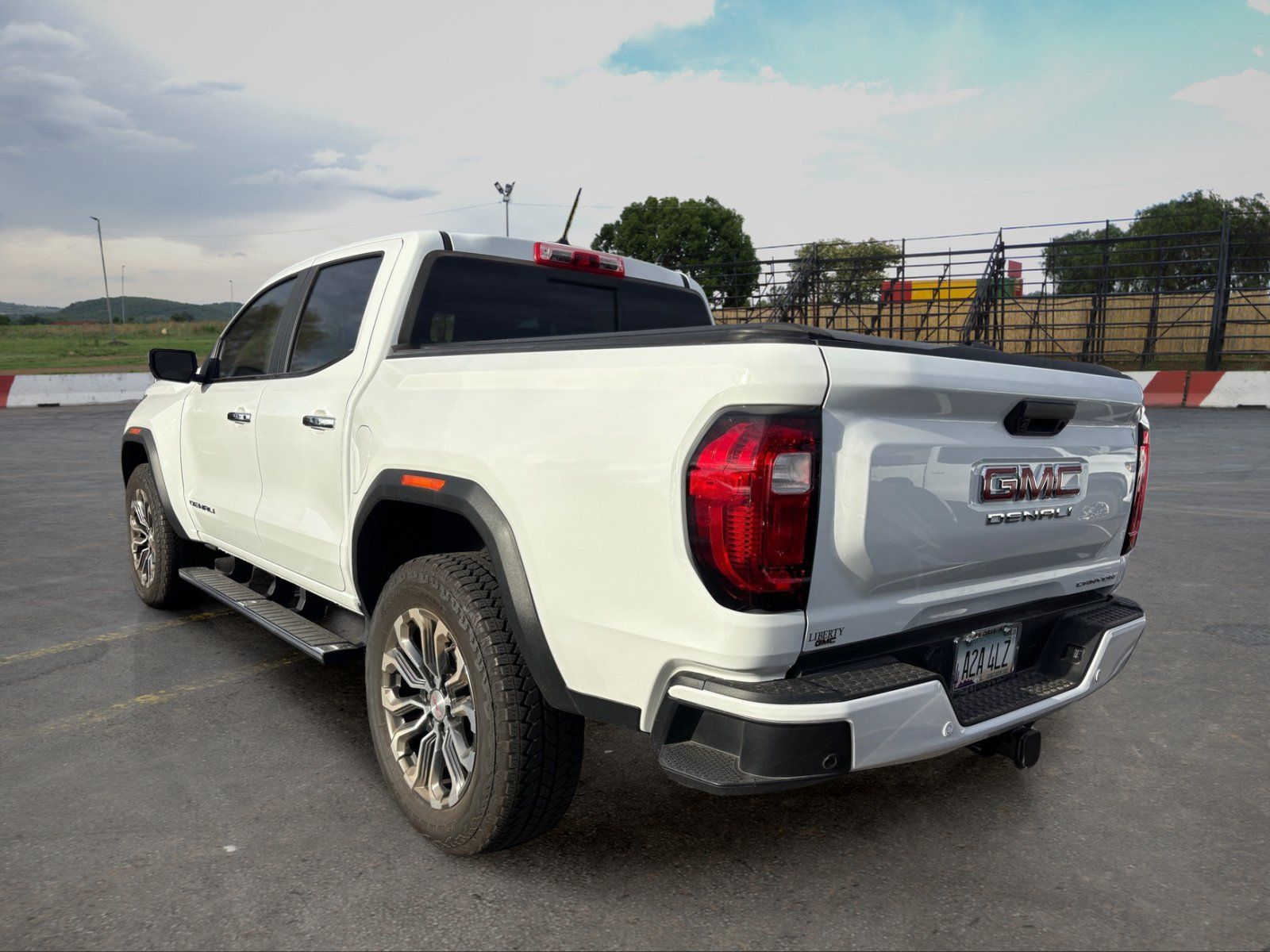 Used 2025 GMC Canyon Denali AWD/4WD image 4