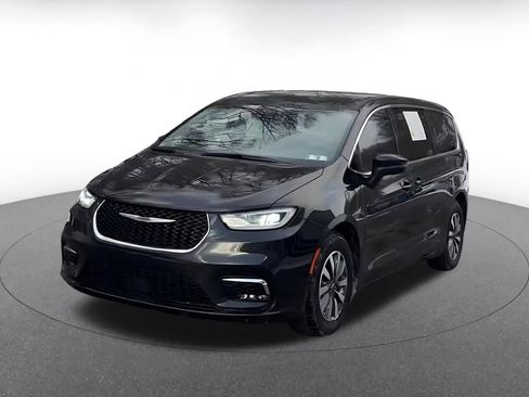 Used 2023 Chrysler Pacifica Touring-L image 7