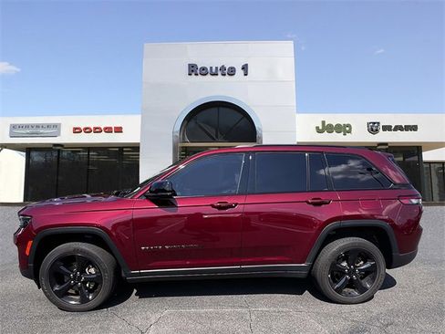 Used 2023 Jeep Grand Cherokee Altitude image 7