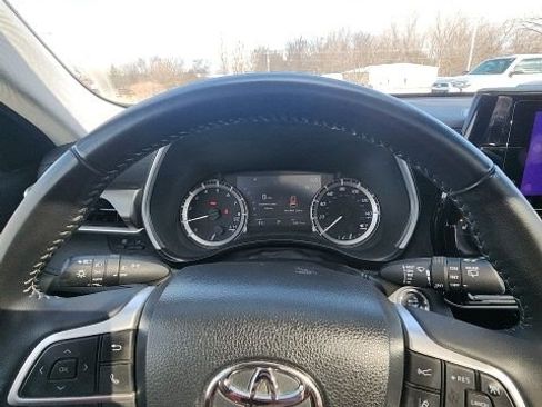 Used 2023 Toyota Highlander XLE image 9