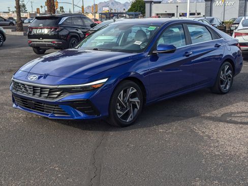 Certified 2025 Hyundai Elantra Limited w/ Cargo Package image 5